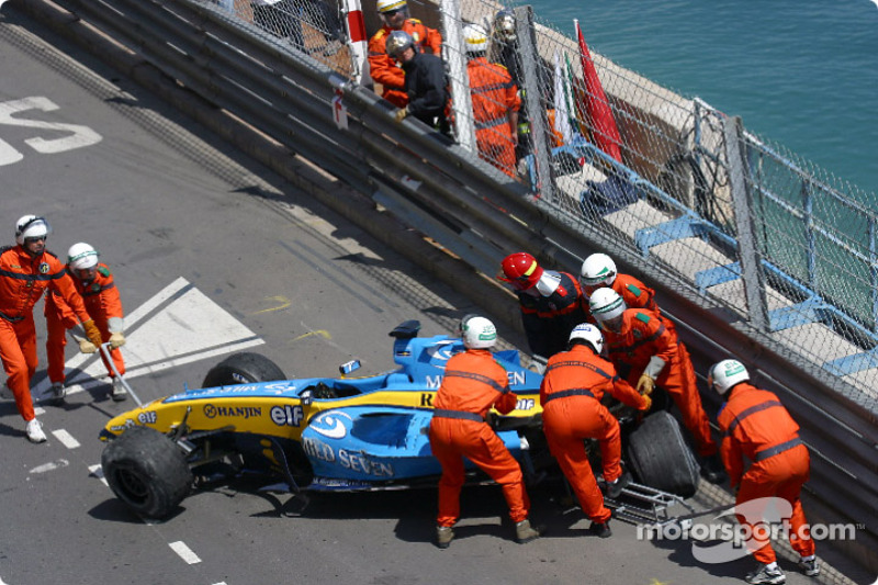 La voiture endommagée de Fernando Alonso