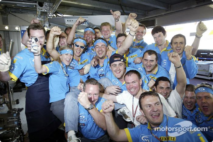 Jarno Trulli celebra su victoria con el equipo