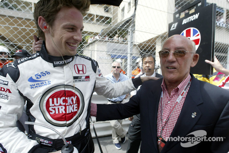 Jenson Button y Stirling Moss en la parrilla de salida