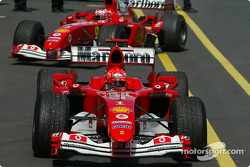 Vencedor Michael Schumacher chega no Parc Ferme