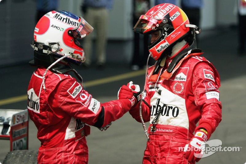 Ganador de la carrera Michael Schumacher celebra con Rubens Barrichello