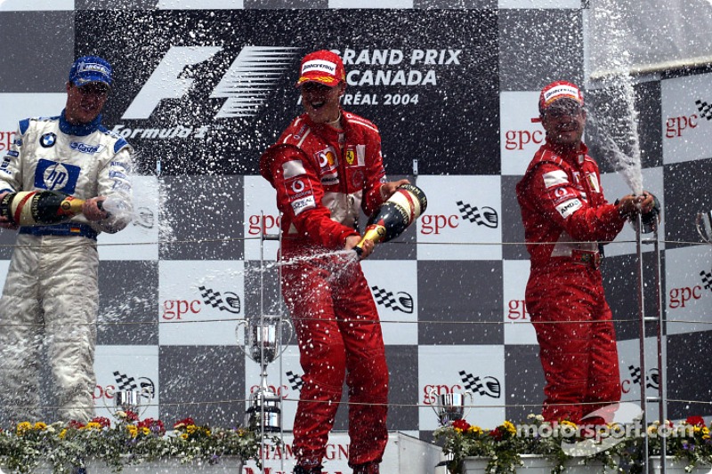 Podium: champagne voor winnaar Michael Schumacher, Ralf Schumacher en Rubens Barrichello