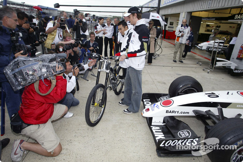 Présentation du G-Cross Honda mountain bike : Takuma Sato et Jenson Button