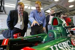 John Prescott visite le garage Jaguar