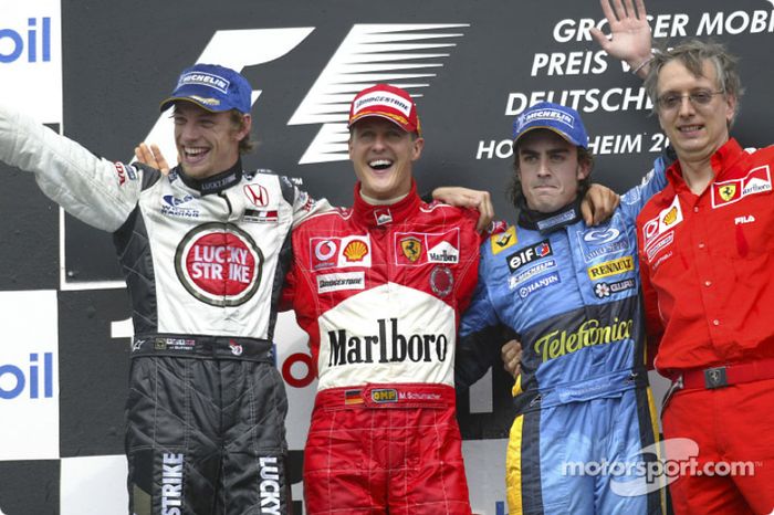 Podio: ganador de la carrera Michael Schumacher, el segundo lugar Jenson Button y el tercer lugar Fernando Alonso y Paolo Martinelli