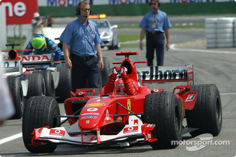 Yarış galibi Michael Schumacher arrives Parc Ferme