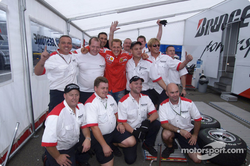 Michael Schumacher celebra su 7 º Campeonato del mundo con los miembros del equipo Bridgestone