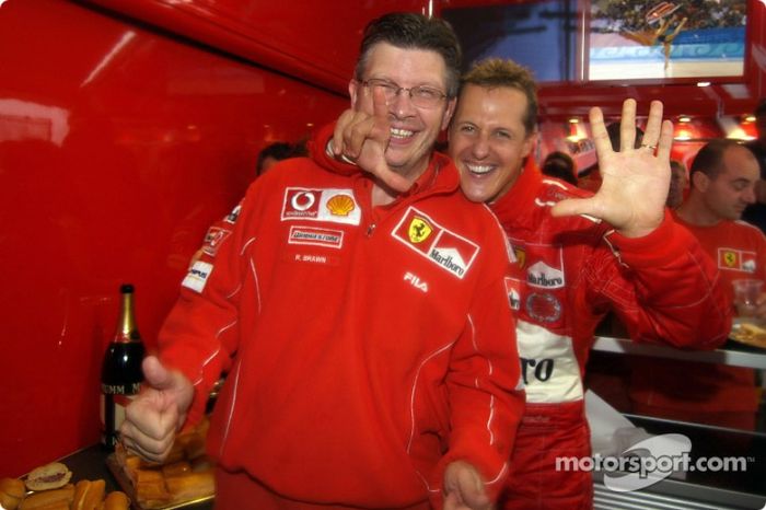 Michael Schumacher celebra con Ross Brawn