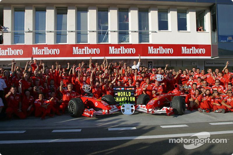 Los miembros del equipo Ferrari celebran el Campeonato del mundo de constructores 2004