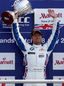 Andy Priaulx, BMW Team RBM, BMW 320si celebra su triunfo