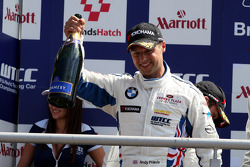 Andy Priaulx, BMW Team RBM, BMW 320si celebra su triunfo