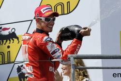 Подиум: третье место - Кейси Стоунер, Ducati Marlboro Team