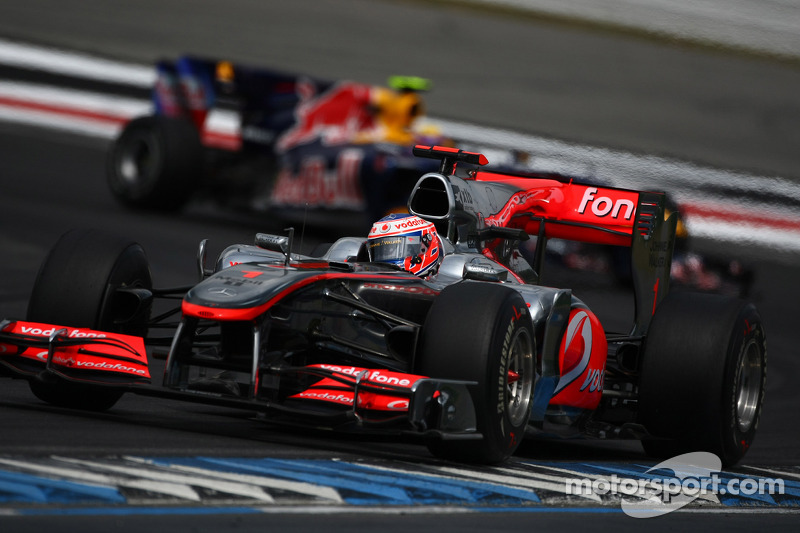 Дженсон Баттон (McLaren Mercedes) попереду Марка Веббера (Red Bull Renault)
