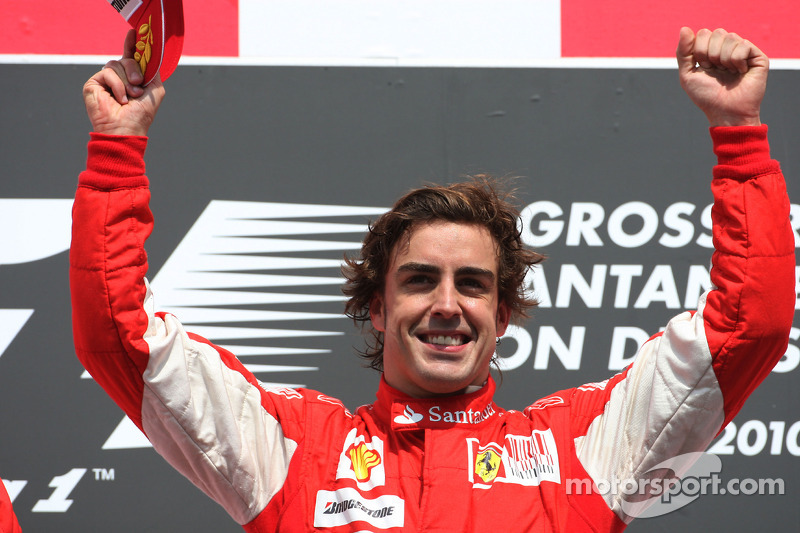 Подіум: переможець гонки Фернандо Алонсо, Ferrari