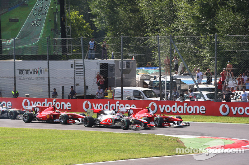 Старт: Дженсон Баттон (McLaren Mercedes) випереджає Фернандо Алонсо (Ferrari)