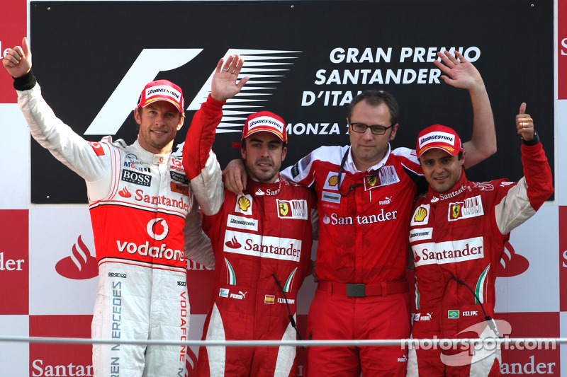Подіум: переможець Фернандо Алонсо (Ferrari), другий призер Дженсон Баттон (McLaren Mercedes), третій призер Ферліпе Масса (Ferrari) та керівник Скудерії Стефано Доменікалі