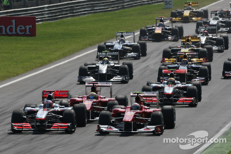 Старт: Дженсон Баттон (McLaren Mercedes) випереджає Фернандо Алонсо (Ferrari)