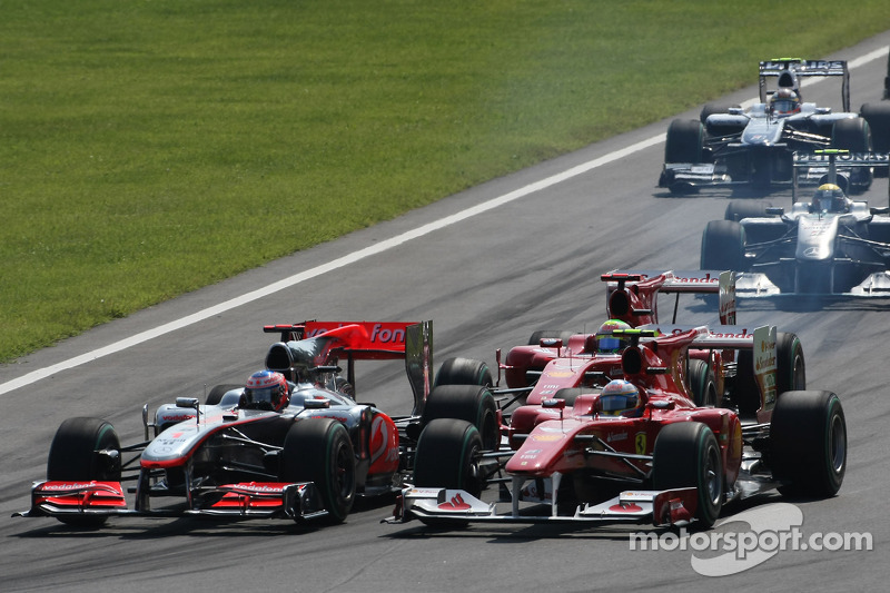 Старт: Дженсон Баттон (McLaren Mercedes) випереджає Фернандо Алонсо (Ferrari)