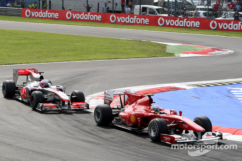 Фернандо Алонсо (Ferrari) випереджає Дженсона Баттона (McLaren Mercedes)