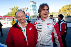 Esteban Gutiérrez célèbre la pole position et le championnat avec Frédéric Vasseur