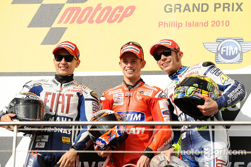 Podium 2010: Pemenang balapan, Casey Stoner, Ducati Marlboro Team; Peringkat kedua, Jorge Lorenzo, Fiat Yamaha Team; Peringkat ketiga, Valentino Rossi, Fiat Yamaha Team