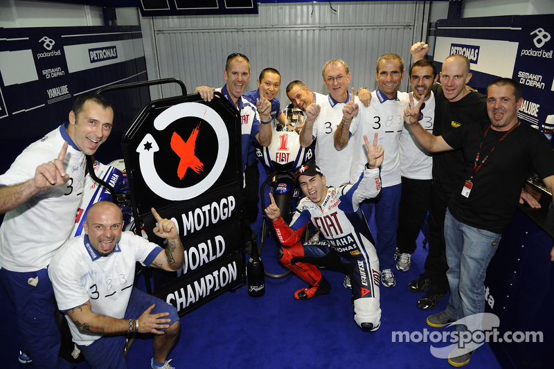 Победитель гонки и чемпион мира 2010 MotoGP Хорхе Лоренсо, Fiat Yamaha Team празднует со своей коман