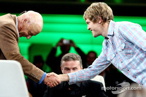 A historic moment: F1 legend Niki Lauda takes his cap off for Vettel