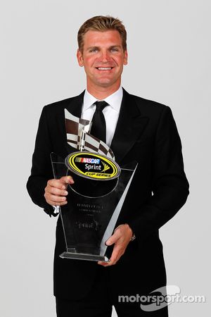 Le pilote NASCAR Clint Bowyer pose avec son trophée pour la 10e place