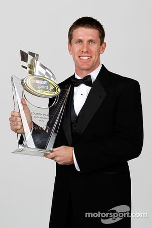 Le pilote NASCAR Carl Edwards pose avec son trophée pour la 4e place
