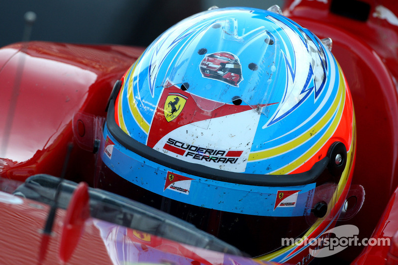 Fernando Alonso, Scuderia Ferrari avec un sticker de Robert Kubica, Lotus Renault GP helmet