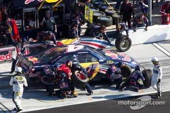 Pit stop for Kasey Kahne, Red Bull Racing Team Toyota
