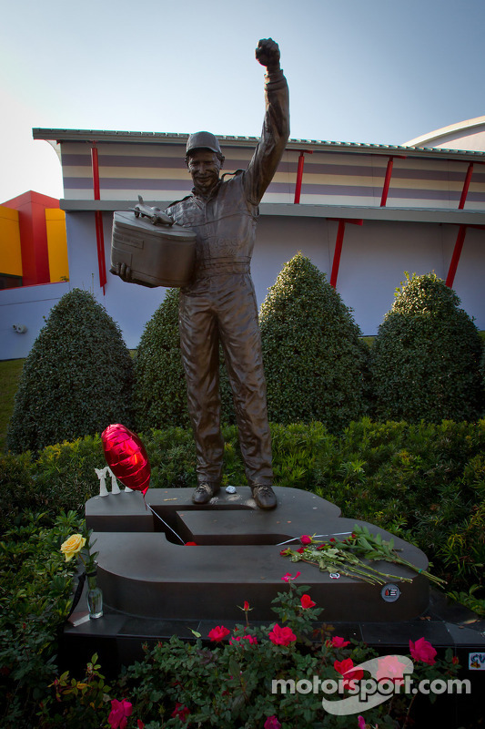Dale-Earnhardt-Statue in Daytona