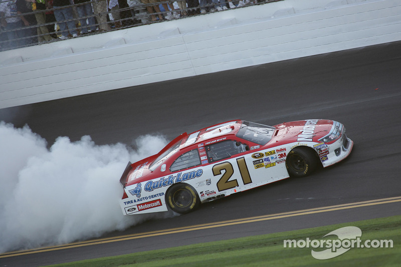 Sieger Trevor Bayne feiert mit einem Burnout