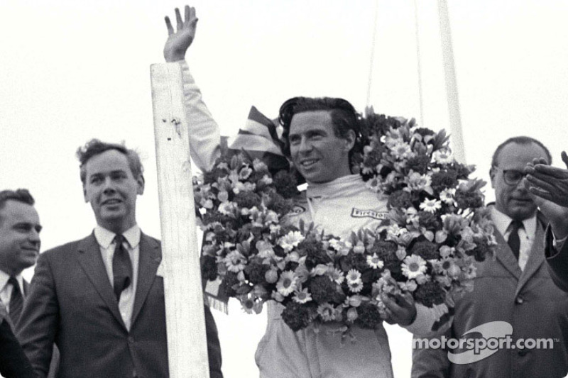 Podium : le vainqueur Jim Clark avec Keith Duckworth à sa droite