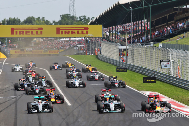 Lewis Hamilton, Mercedes AMG F1; Nico Rosberg, Mercedes AMG F1; and Daniel Ricciardo, Red Bull Racing battle for the lead at the start of the race