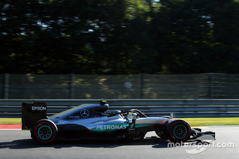 Nico Rosberg, Mercedes AMG F1 W07 Hybrid con la cubierta de la cabina Halo