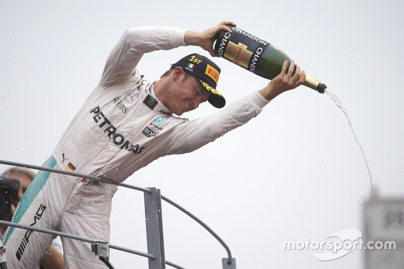 Ganador de la carrera Nico Rosberg, Mercedes AMG F1 que se celebra en el podio