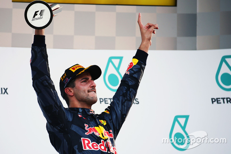 Daniel Ricciardo, Red Bull Racing ganador de la carrera se celebra en el podio