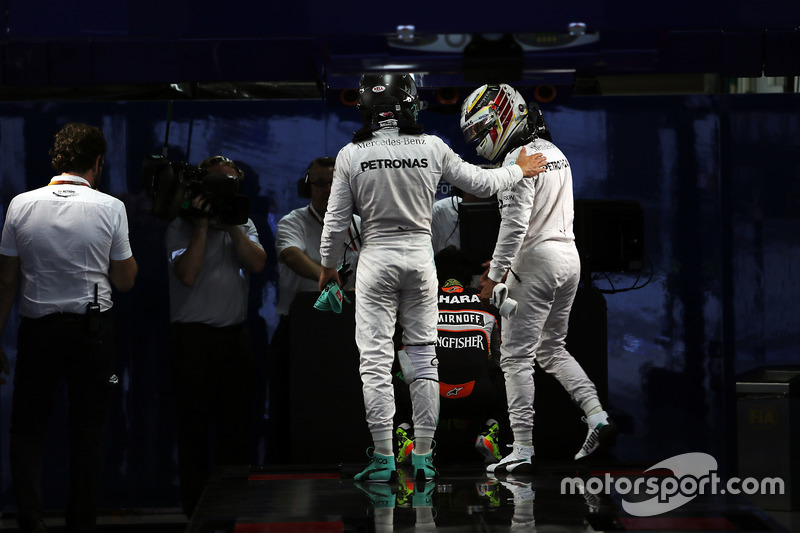 8: Гран Прі Японії, Сузука. Ніко Росберг і Льюіс Хемілтон, Mercedes AMG F1, у закритому парку