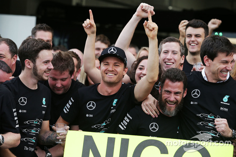 Переможець Ніко Росберг, Mercedes AMG F1 святкує Кубок конструкторів з керівником Mercedes AMG F1 Тото Вольффом та командою