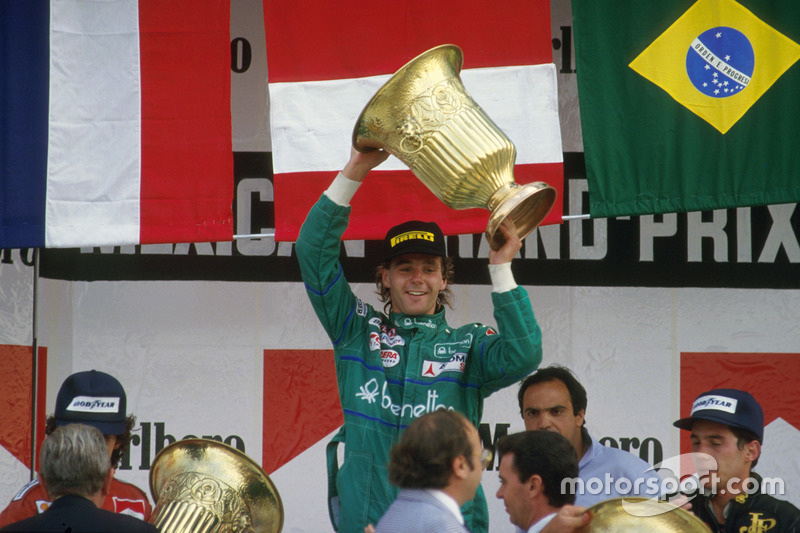La Copa de oro del primer lugar es para Berger de un total de 10 trofeos de victorias en Fórmula 1