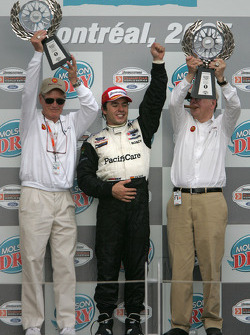 Podium: race winner Oriol Servia celebrates with Paul Newman and Carl Haas