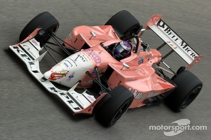 Katherine Legge condujo en la temporada 2006 de ChampCar un coche rosa y...