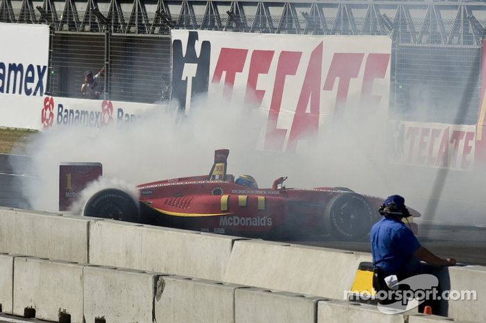 El ganador de la carrera Sébastien Bourdais celebra