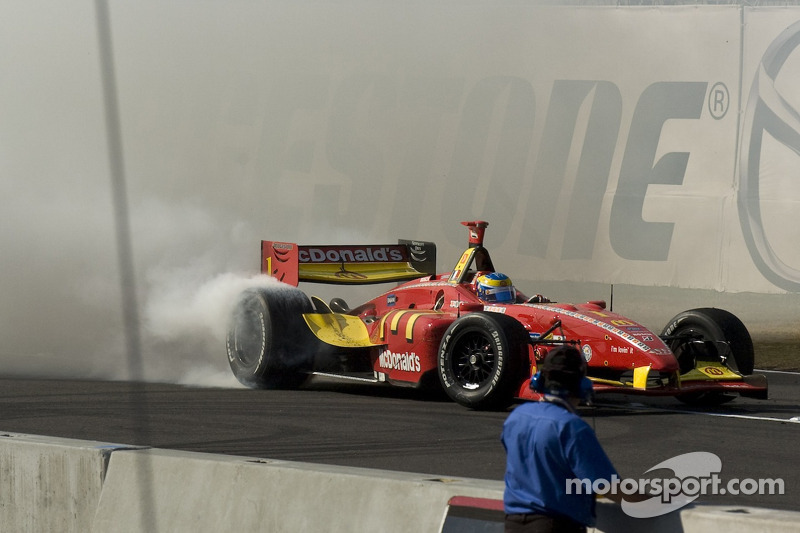 El ganador de la carrera Sébastien Bourdais celebra