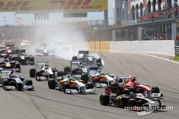 Nick Heidfeld, Lotus Renault GP leads Felipe Massa, Scuderia Ferrari