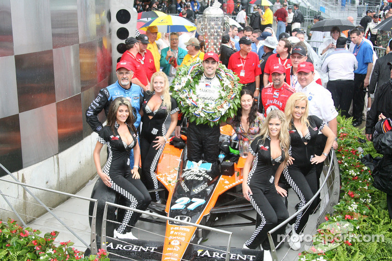 Círculo de ganadores: Dario Franchitti celebra