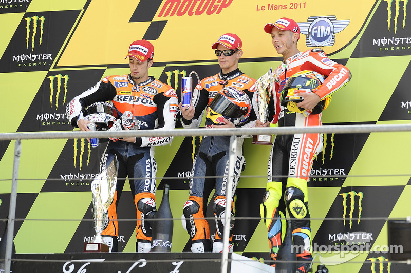 Podium : le vainqueur de la course Casey Stoner, devant le dauphin Andrea Dovizioso, et le troisième Valentino Rossi