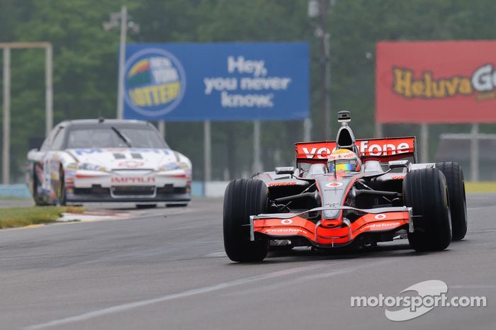 Lewis Hamilton en su McLaren MP4-23 y Tony Stewart en su Chevy Impala Sprint Cup