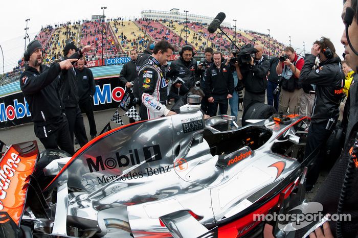 Tony Stewart se prepara para entrar en el McLaren de Lewis Hamilton